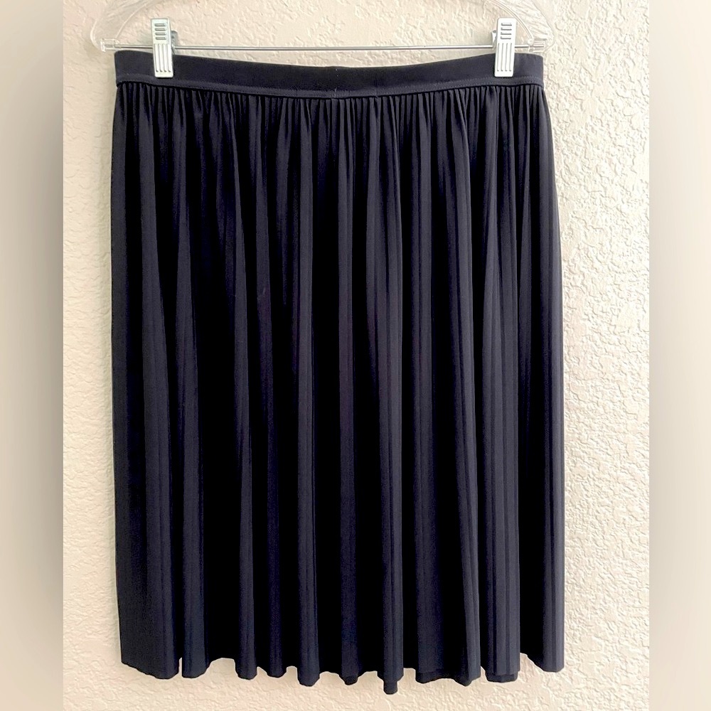 🟢 navy blue flowy pleated skirt🟢 bundle and save: 3 for 20- designated by 🟢